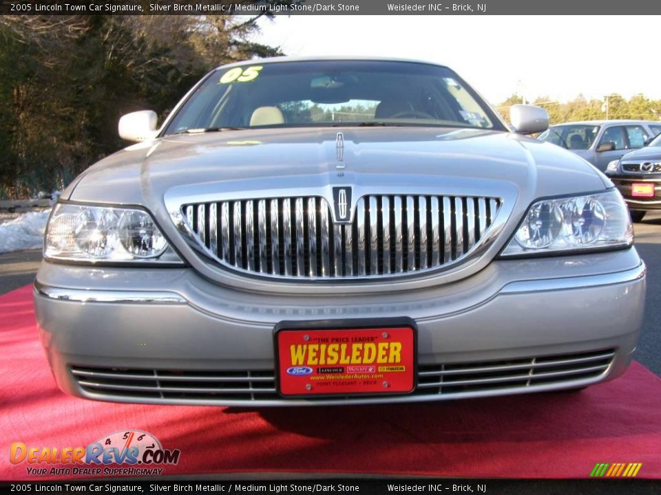 2005 Lincoln Town Car Signature Silver Birch Metallic / Medium Light Stone/Dark Stone Photo #2