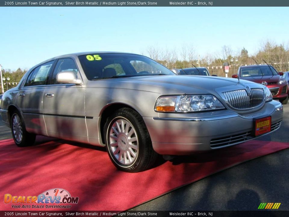 2005 Lincoln Town Car Signature Silver Birch Metallic / Medium Light Stone/Dark Stone Photo #3