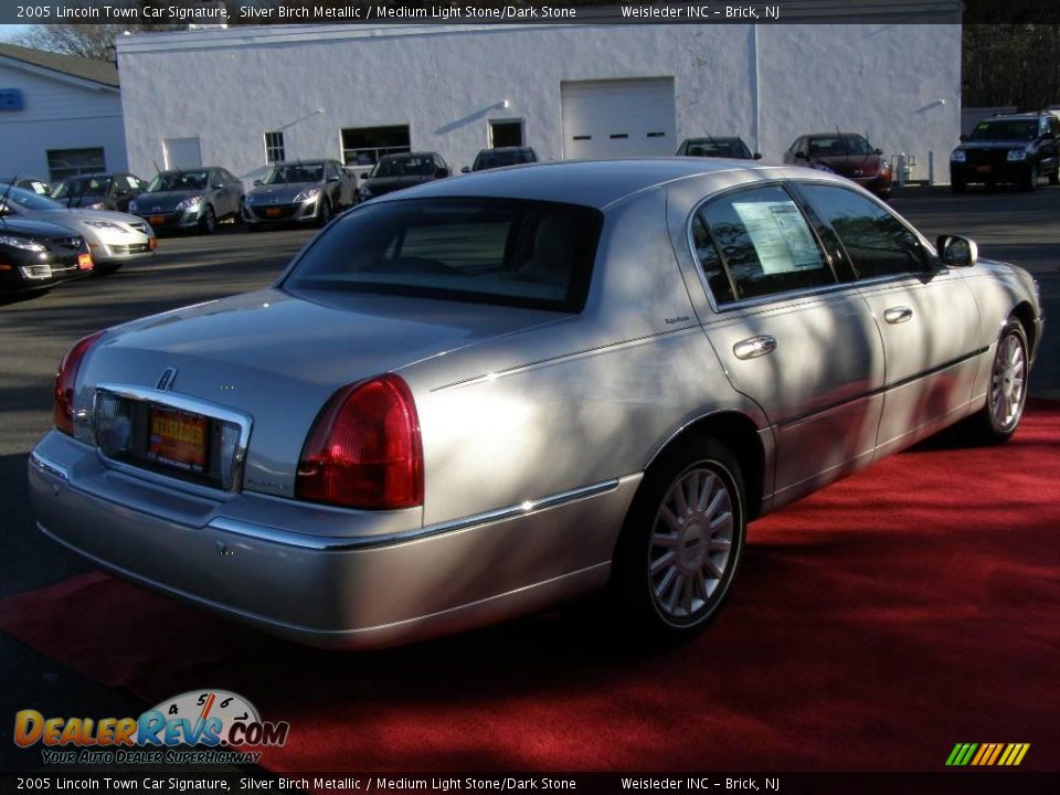 2005 Lincoln Town Car Signature Silver Birch Metallic / Medium Light Stone/Dark Stone Photo #7