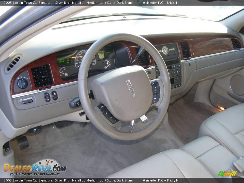 2005 Lincoln Town Car Signature Silver Birch Metallic / Medium Light Stone/Dark Stone Photo #11