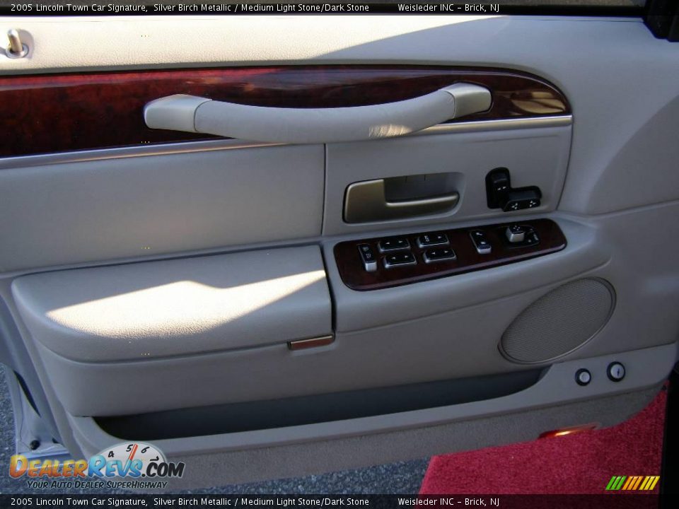 2005 Lincoln Town Car Signature Silver Birch Metallic / Medium Light Stone/Dark Stone Photo #12