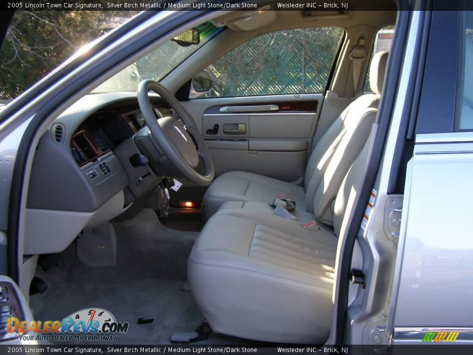 2005 Lincoln Town Car Signature Silver Birch Metallic / Medium Light Stone/Dark Stone Photo #13