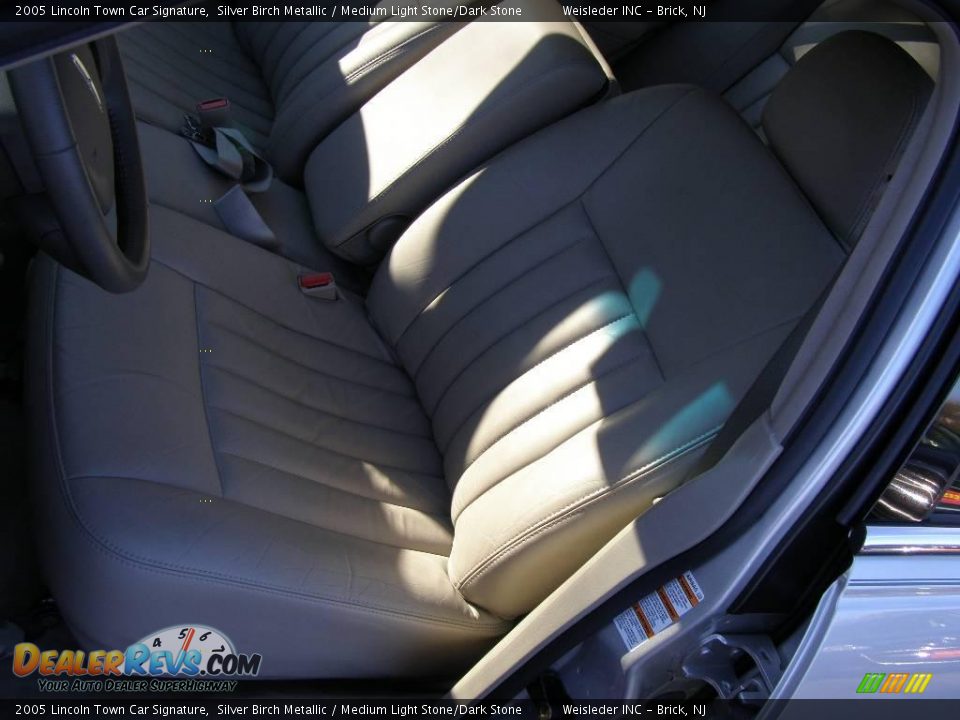 2005 Lincoln Town Car Signature Silver Birch Metallic / Medium Light Stone/Dark Stone Photo #14