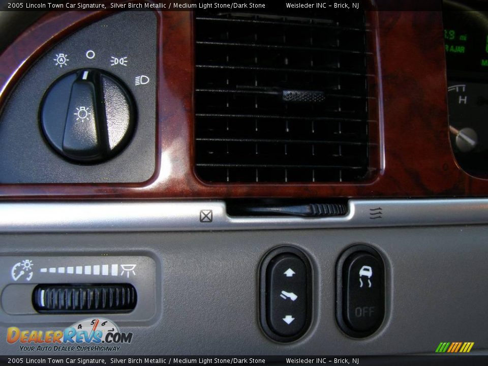 2005 Lincoln Town Car Signature Silver Birch Metallic / Medium Light Stone/Dark Stone Photo #15