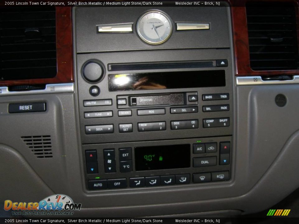 2005 Lincoln Town Car Signature Silver Birch Metallic / Medium Light Stone/Dark Stone Photo #16