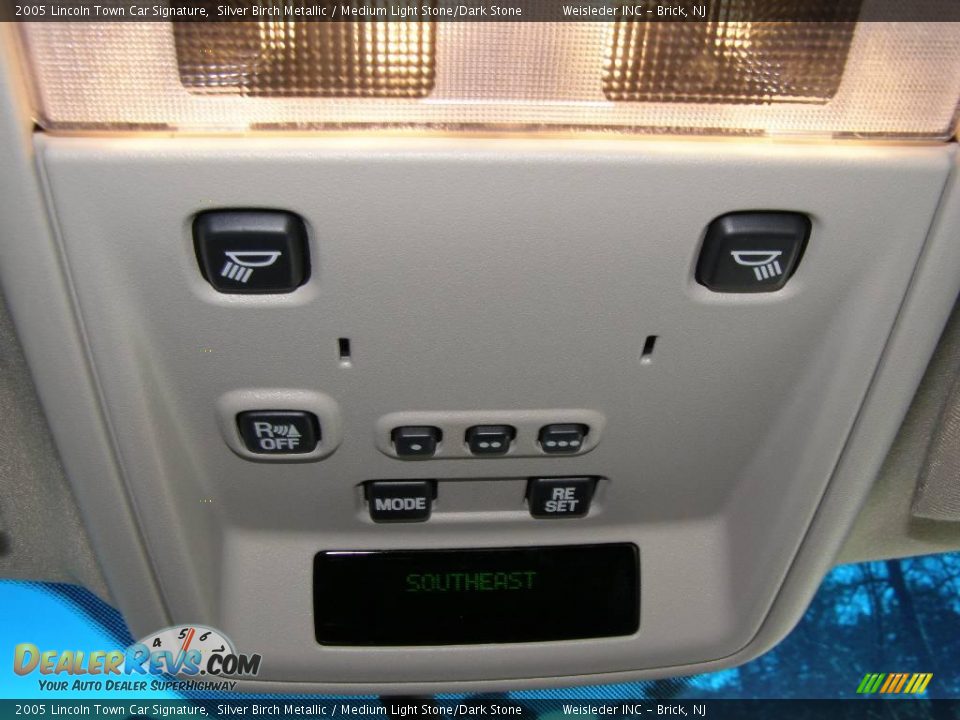 2005 Lincoln Town Car Signature Silver Birch Metallic / Medium Light Stone/Dark Stone Photo #18