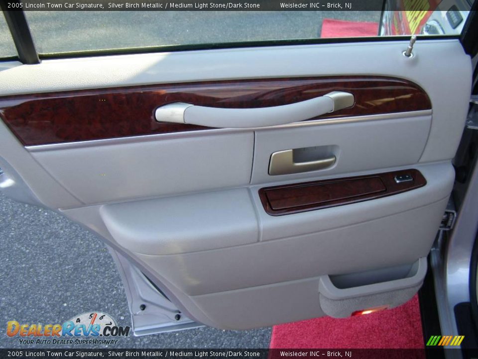 2005 Lincoln Town Car Signature Silver Birch Metallic / Medium Light Stone/Dark Stone Photo #19