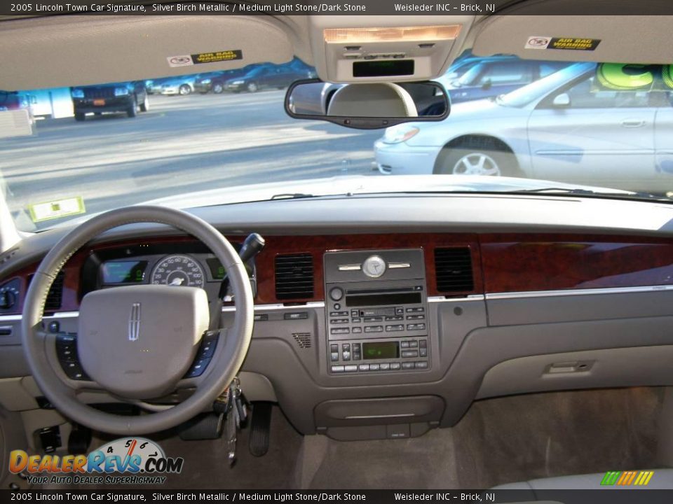 2005 Lincoln Town Car Signature Silver Birch Metallic / Medium Light Stone/Dark Stone Photo #21