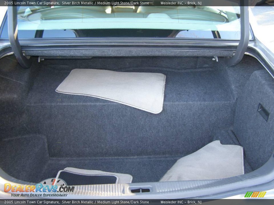 2005 Lincoln Town Car Signature Silver Birch Metallic / Medium Light Stone/Dark Stone Photo #22