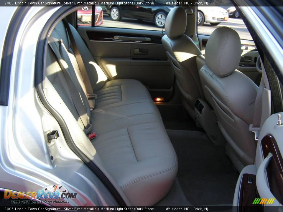 2005 Lincoln Town Car Signature Silver Birch Metallic / Medium Light Stone/Dark Stone Photo #23