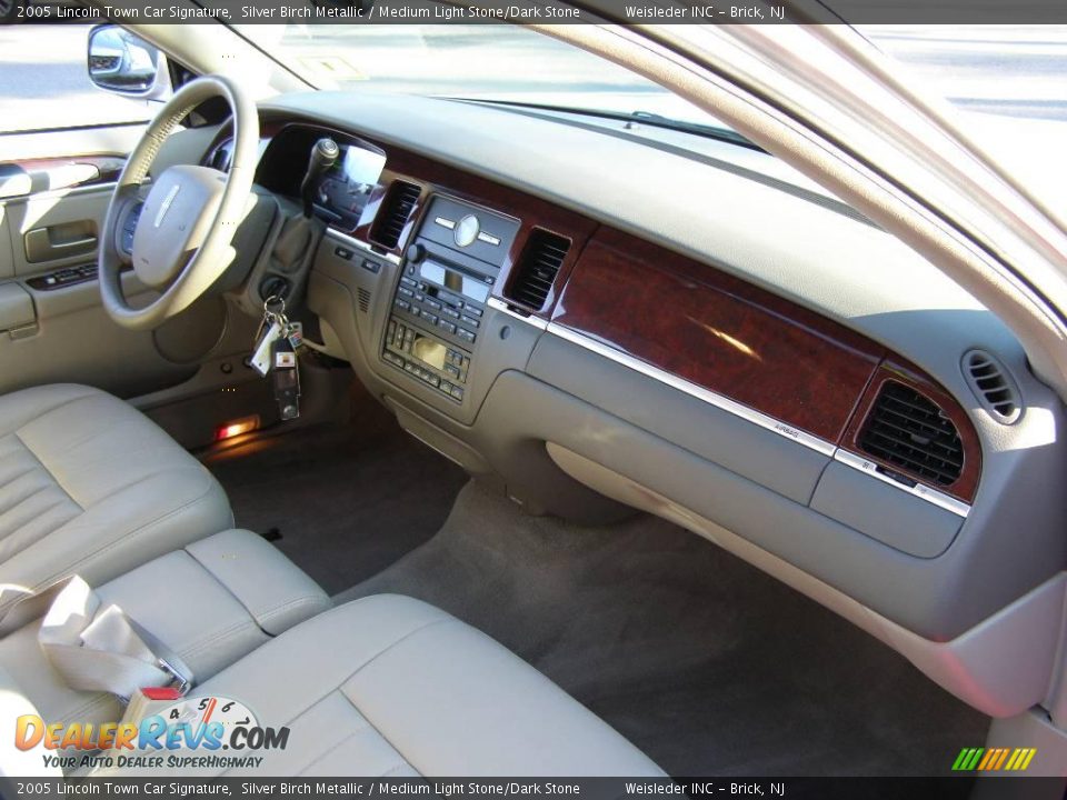 2005 Lincoln Town Car Signature Silver Birch Metallic / Medium Light Stone/Dark Stone Photo #24