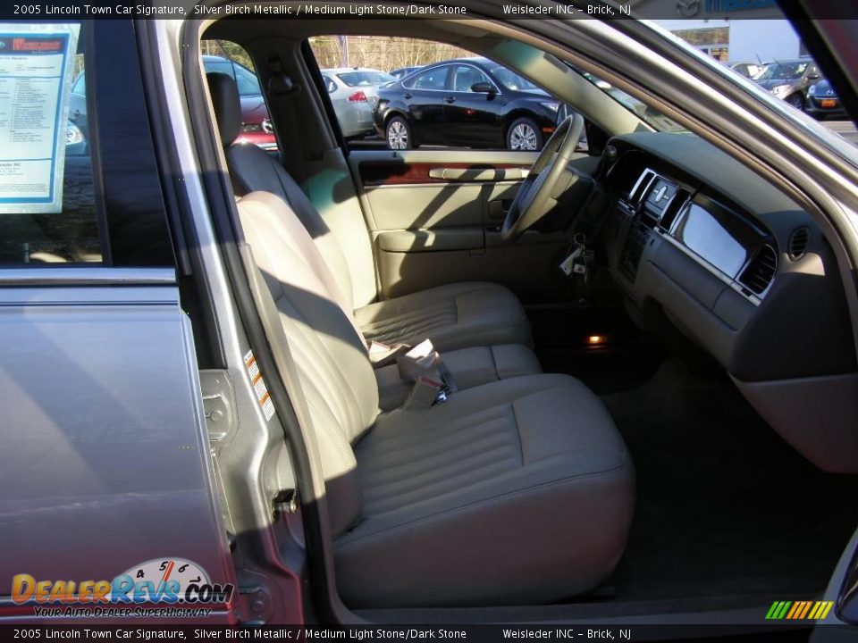 2005 Lincoln Town Car Signature Silver Birch Metallic / Medium Light Stone/Dark Stone Photo #25