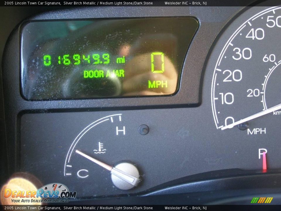 2005 Lincoln Town Car Signature Silver Birch Metallic / Medium Light Stone/Dark Stone Photo #28