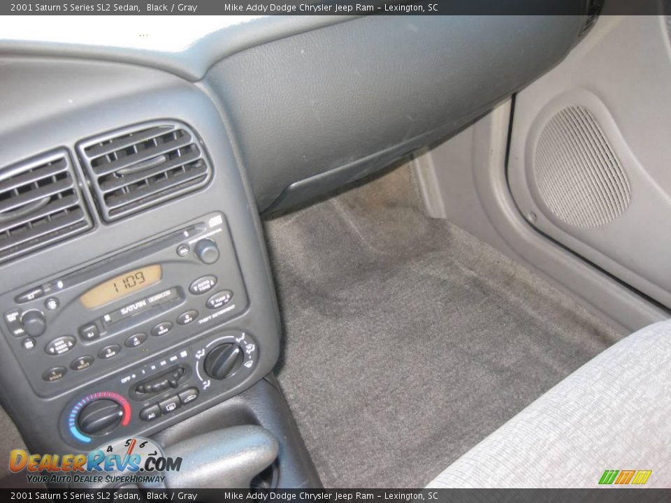 2001 Saturn S Series SL2 Sedan Black / Gray Photo #10