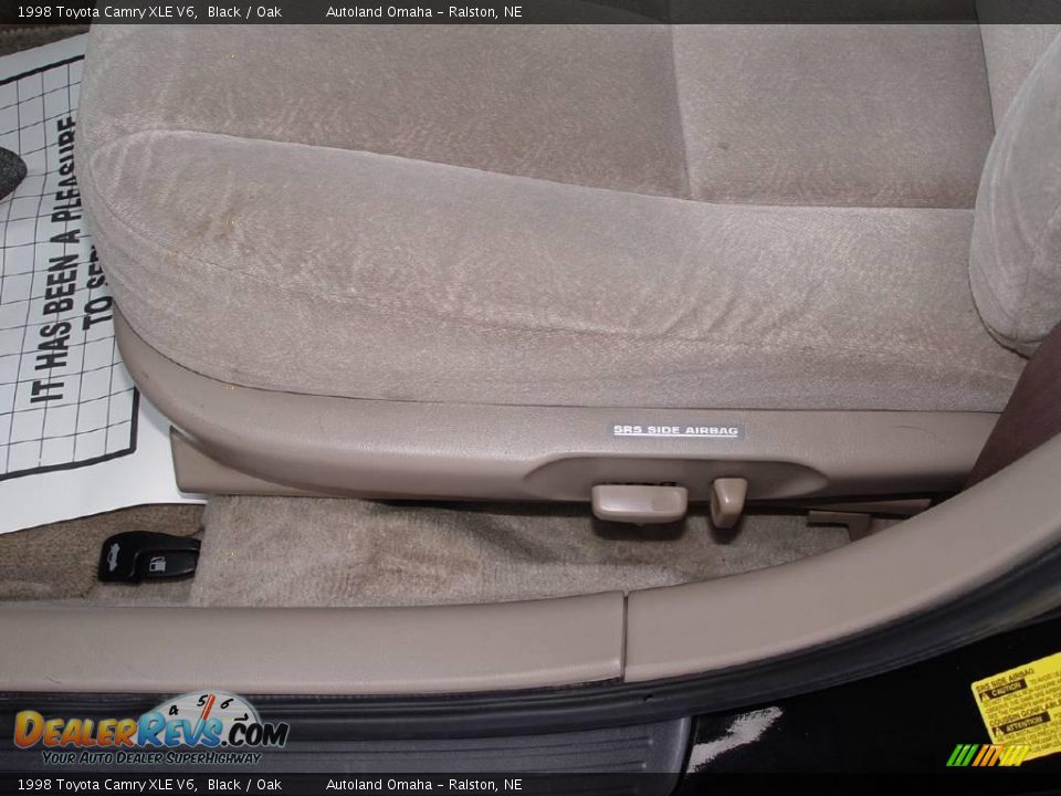 1998 Toyota Camry XLE V6 Black / Oak Photo #8