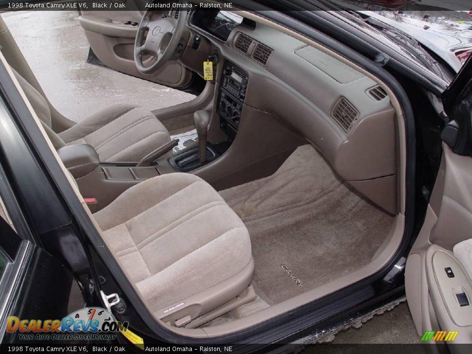 1998 Toyota Camry XLE V6 Black / Oak Photo #16