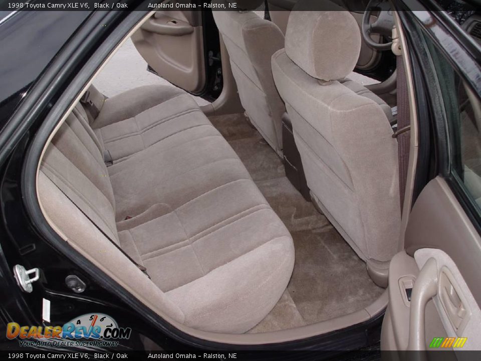 1998 Toyota Camry XLE V6 Black / Oak Photo #17
