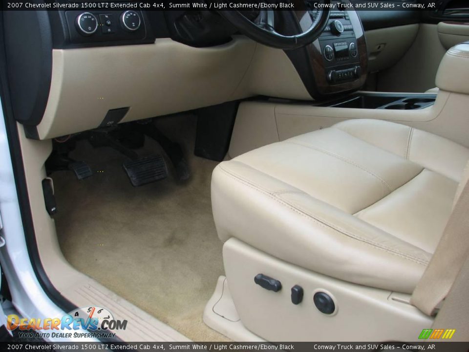 2007 Chevrolet Silverado 1500 LTZ Extended Cab 4x4 Summit White / Light Cashmere/Ebony Black Photo #17