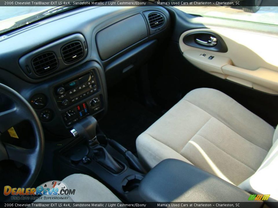 2006 Chevrolet TrailBlazer EXT LS 4x4 Sandstone Metallic / Light Cashmere/Ebony Photo #18