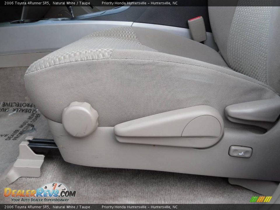 2006 Toyota 4Runner SR5 Natural White / Taupe Photo #9