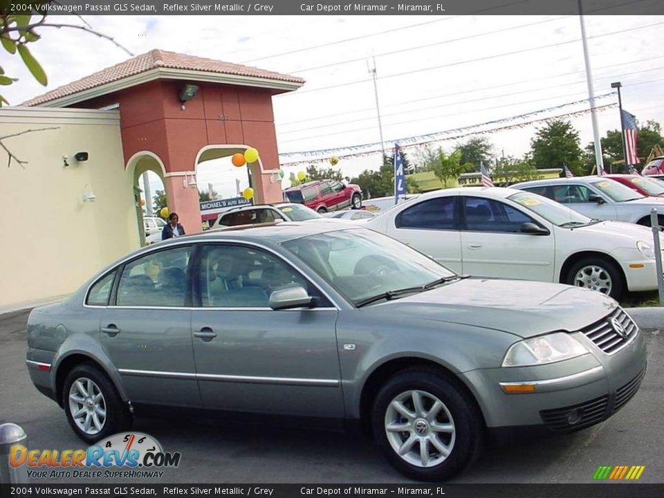 2004 Volkswagen Passat GLS Sedan Reflex Silver Metallic / Grey Photo #2