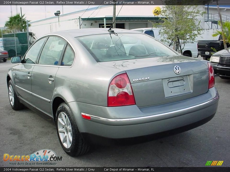 2004 Volkswagen Passat GLS Sedan Reflex Silver Metallic / Grey Photo #5