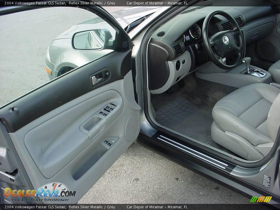 2004 Volkswagen Passat GLS Sedan Reflex Silver Metallic / Grey Photo #9