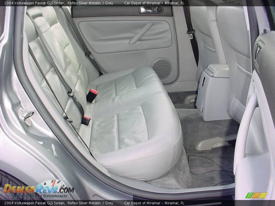 2004 Volkswagen Passat GLS Sedan Reflex Silver Metallic / Grey Photo #12