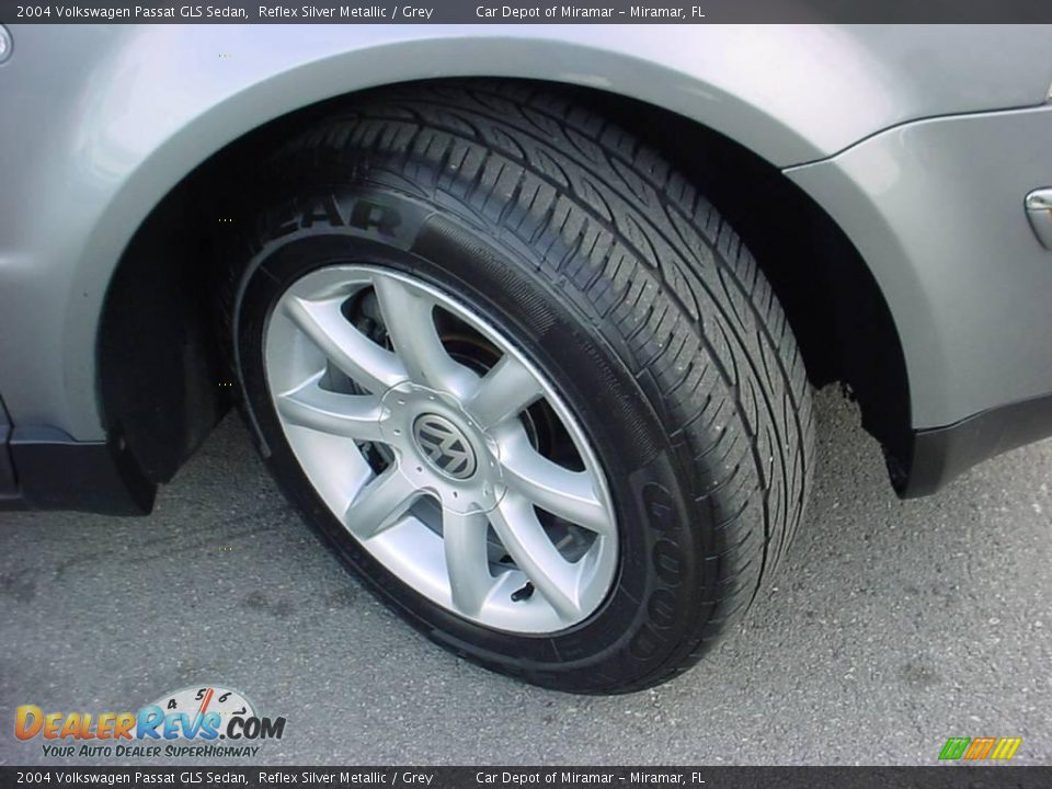 2004 Volkswagen Passat GLS Sedan Reflex Silver Metallic / Grey Photo #15