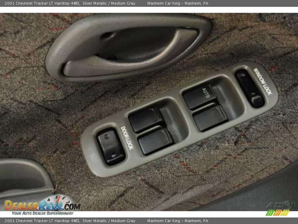2001 Chevrolet Tracker LT Hardtop 4WD Silver Metallic / Medium Gray Photo #13