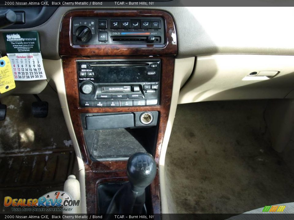 2000 Nissan Altima GXE Black Cherry Metallic / Blond Photo #11