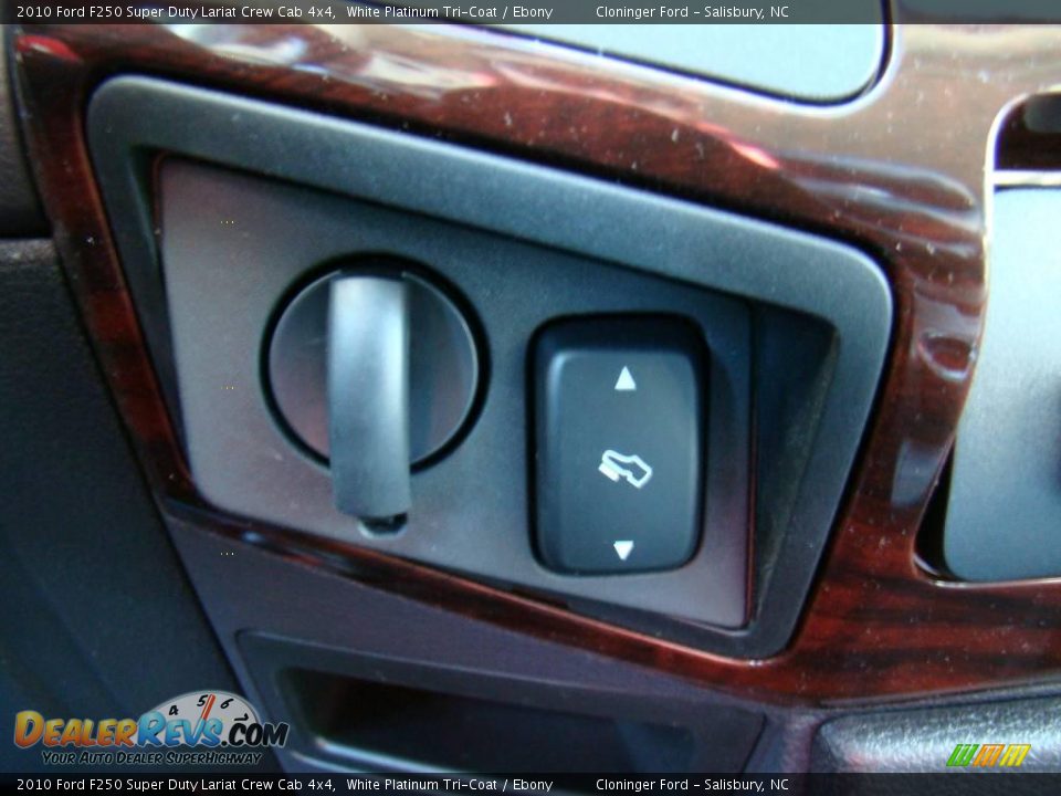 2010 Ford F250 Super Duty Lariat Crew Cab 4x4 White Platinum Tri-Coat / Ebony Photo #36