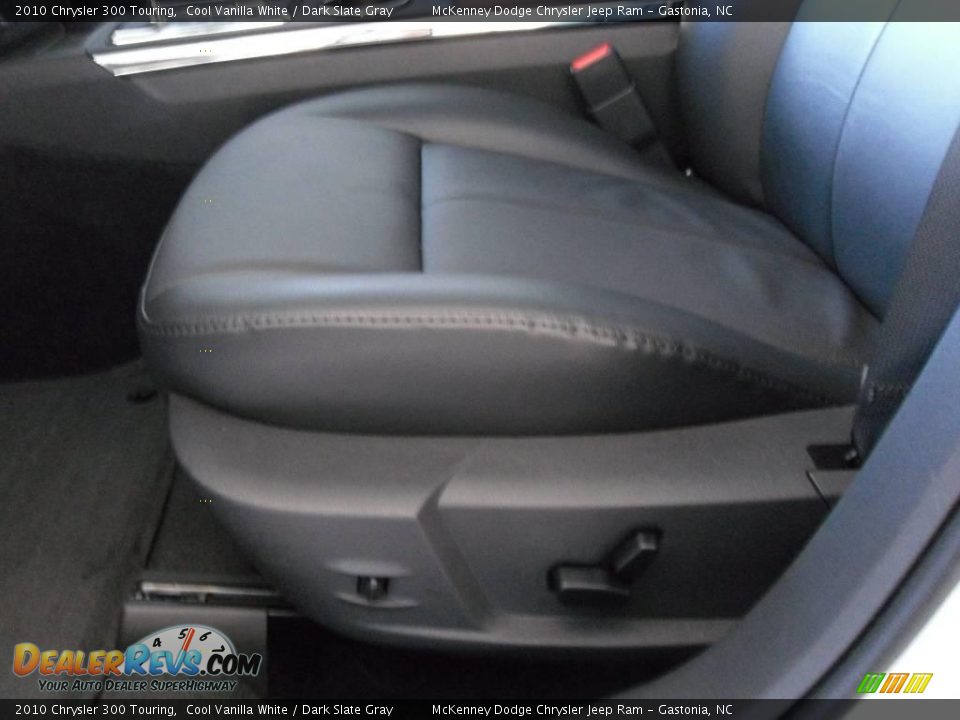 2010 Chrysler 300 Touring Cool Vanilla White / Dark Slate Gray Photo #9