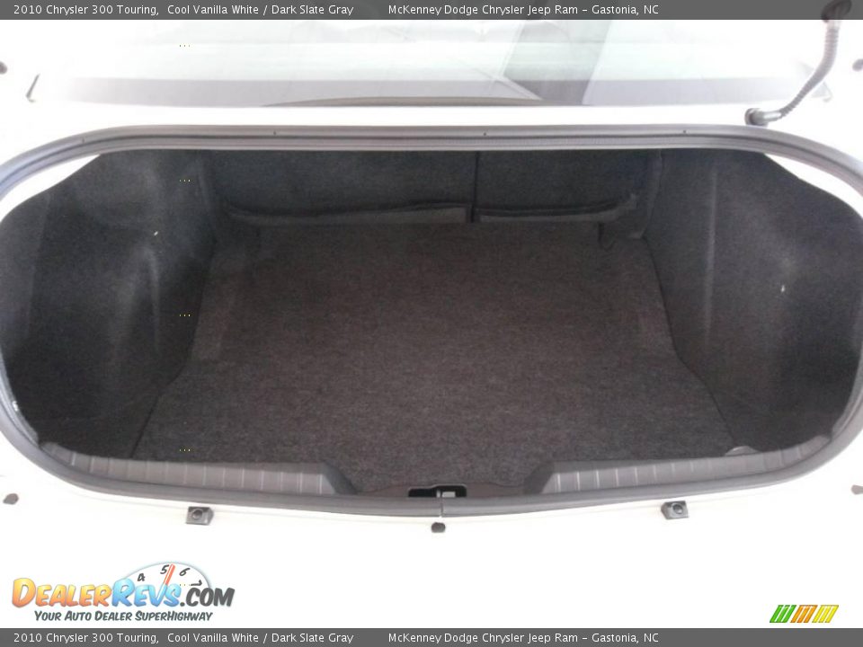 2010 Chrysler 300 Touring Cool Vanilla White / Dark Slate Gray Photo #13
