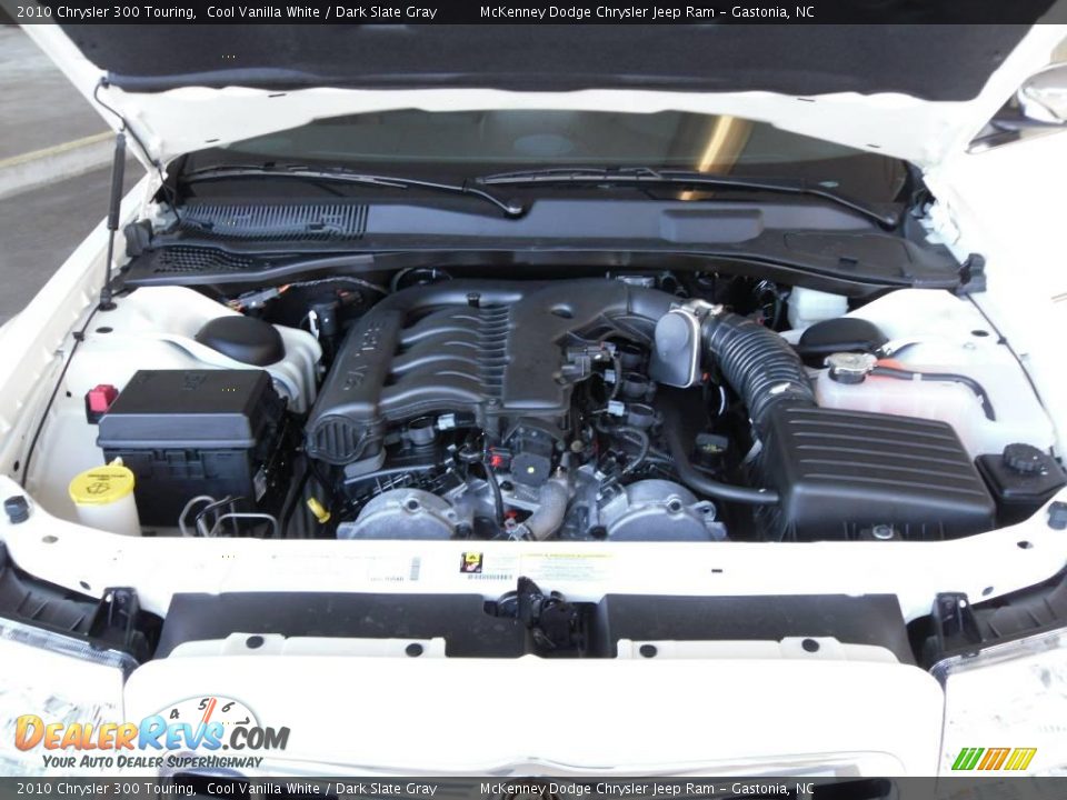 2010 Chrysler 300 Touring Cool Vanilla White / Dark Slate Gray Photo #20