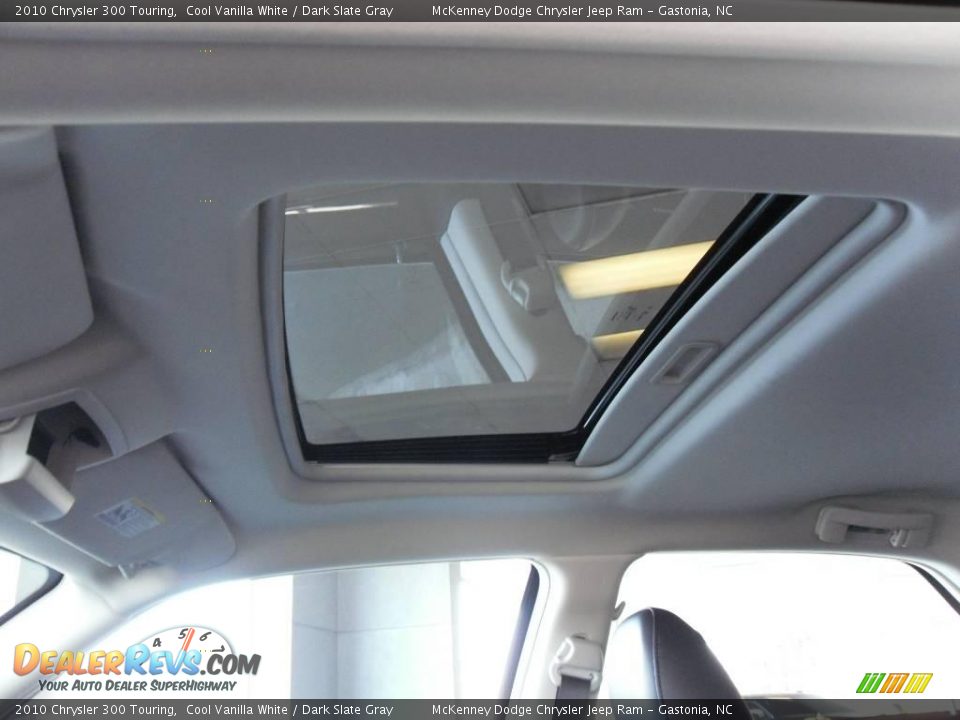 2010 Chrysler 300 Touring Cool Vanilla White / Dark Slate Gray Photo #23