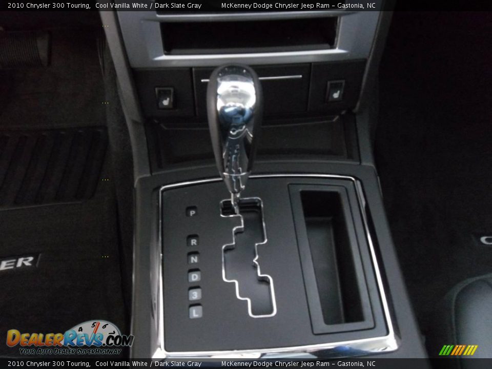 2010 Chrysler 300 Touring Cool Vanilla White / Dark Slate Gray Photo #24