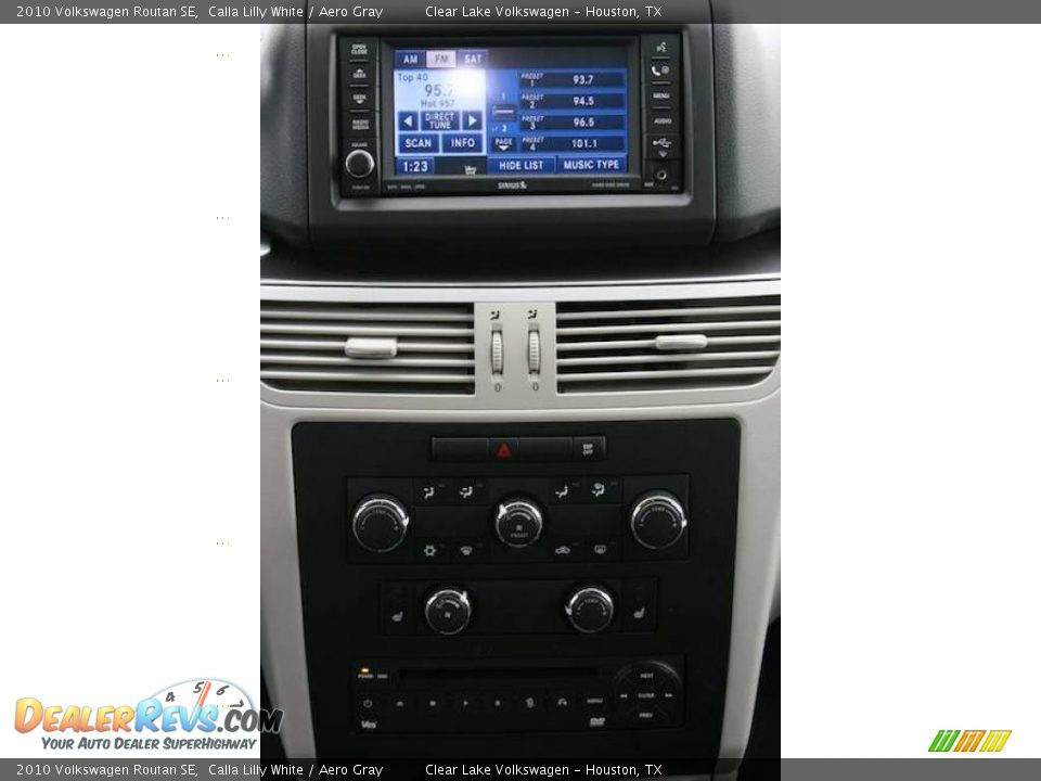 2010 Volkswagen Routan SE Calla Lilly White / Aero Gray Photo #17