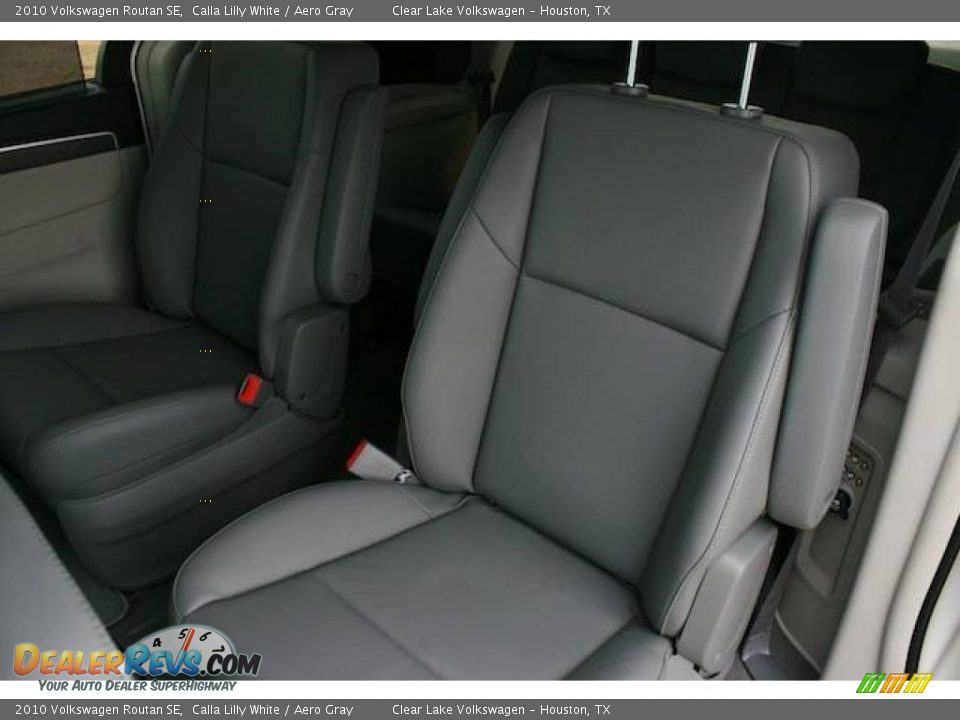 2010 Volkswagen Routan SE Calla Lilly White / Aero Gray Photo #18