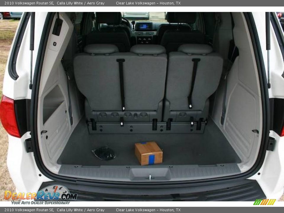 2010 Volkswagen Routan SE Calla Lilly White / Aero Gray Photo #21
