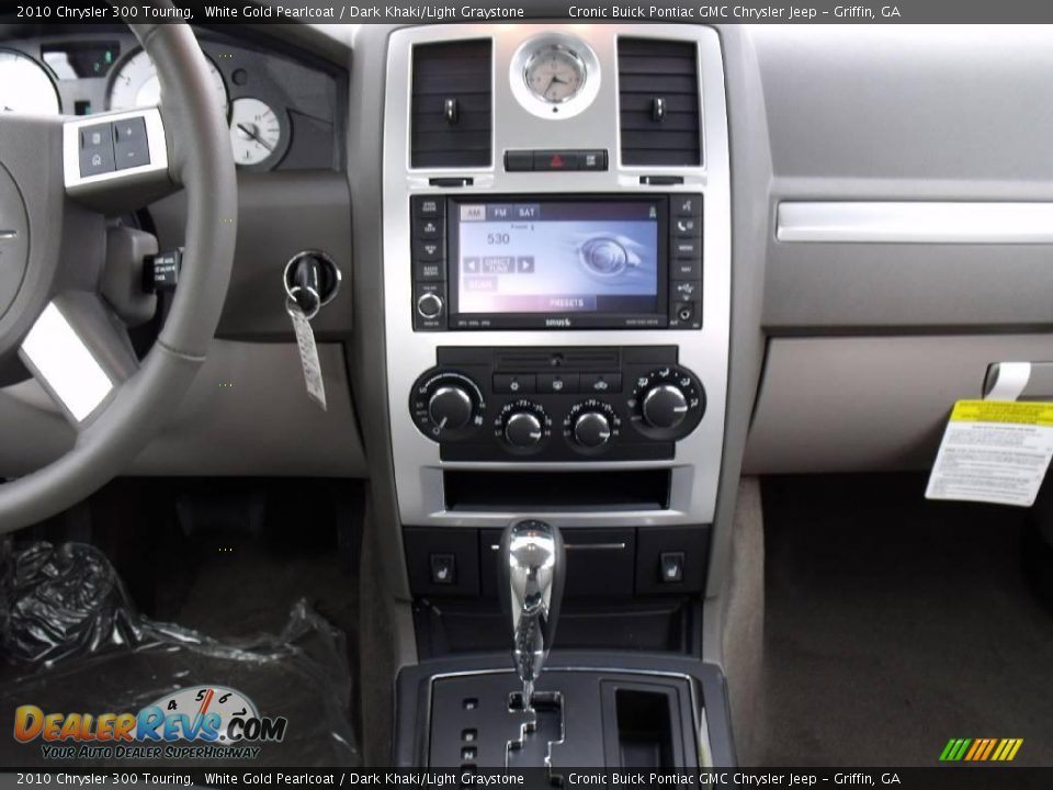 2010 Chrysler 300 Touring White Gold Pearlcoat / Dark Khaki/Light Graystone Photo #16