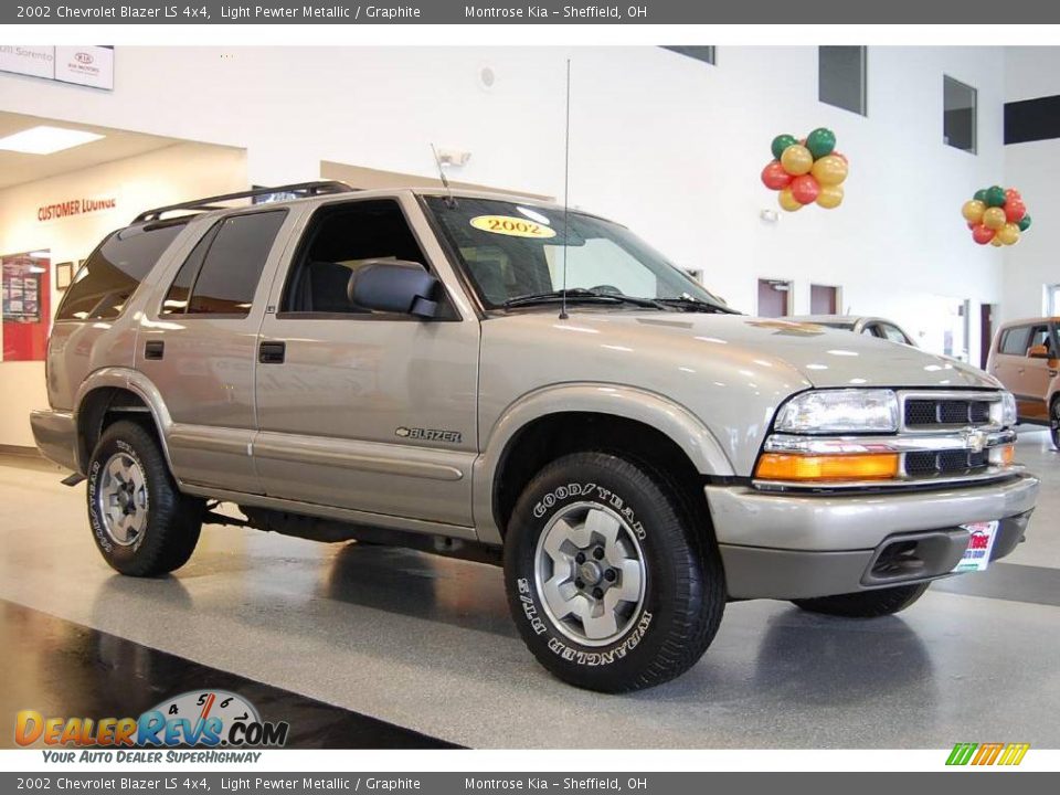 2002 Chevrolet Blazer LS 4x4 Light Pewter Metallic / Graphite Photo #9