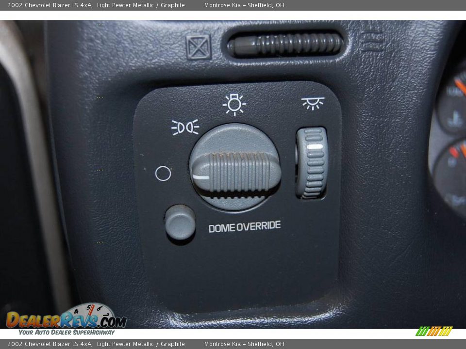 2002 Chevrolet Blazer LS 4x4 Light Pewter Metallic / Graphite Photo #25