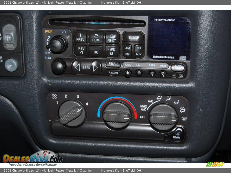 2002 Chevrolet Blazer LS 4x4 Light Pewter Metallic / Graphite Photo #33