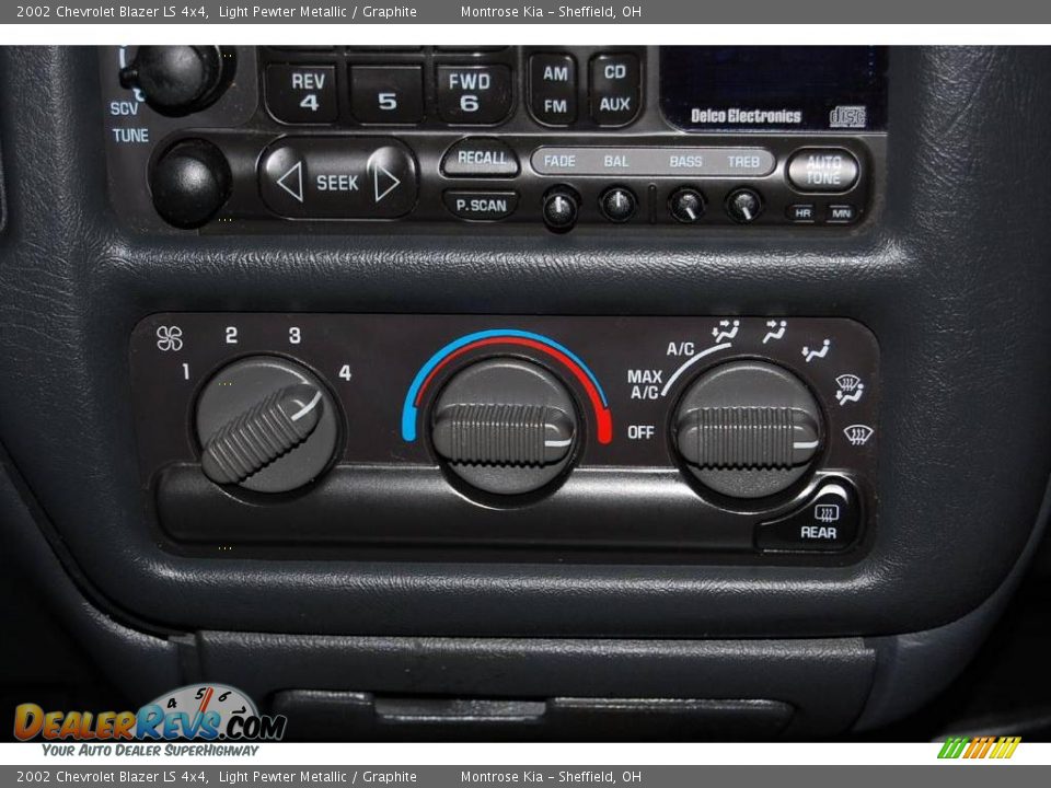 2002 Chevrolet Blazer LS 4x4 Light Pewter Metallic / Graphite Photo #35