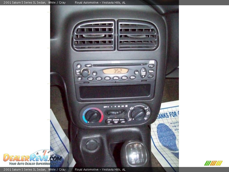 2001 Saturn S Series SL Sedan White / Gray Photo #15