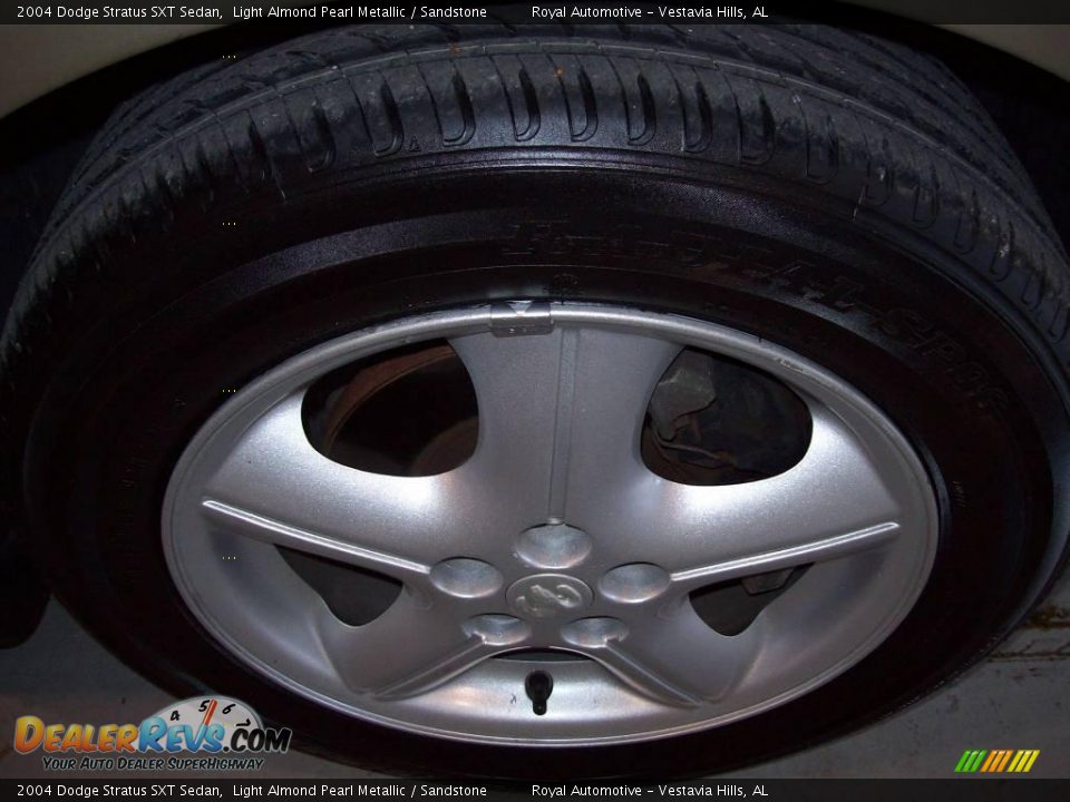 2004 Dodge Stratus SXT Sedan Light Almond Pearl Metallic / Sandstone Photo #8
