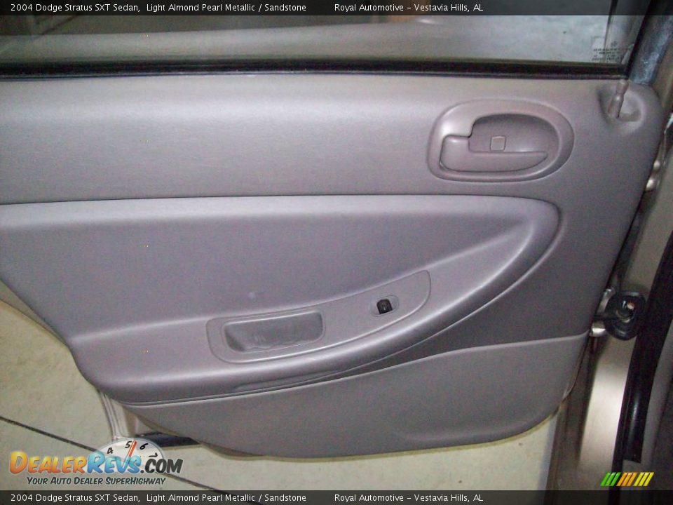 2004 Dodge Stratus SXT Sedan Light Almond Pearl Metallic / Sandstone Photo #18