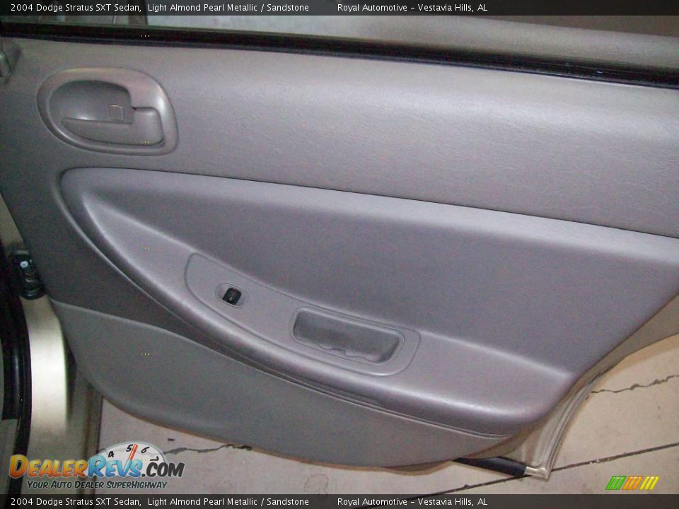 2004 Dodge Stratus SXT Sedan Light Almond Pearl Metallic / Sandstone Photo #21