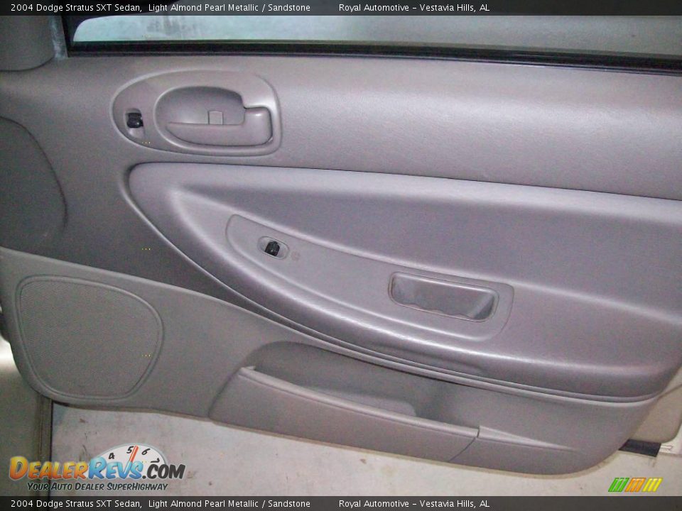 2004 Dodge Stratus SXT Sedan Light Almond Pearl Metallic / Sandstone Photo #24